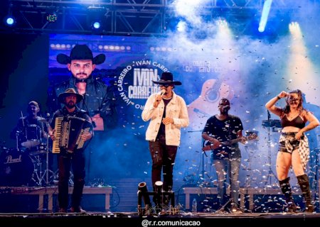 Batayporã: Sertanejo Ivan Carreiro fez Show na Cidade de Cruzália-SP