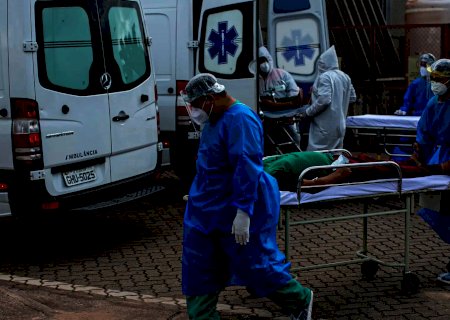 Explosão de internações e fila de vaga por UTI viram rotina pelo país no auge da pandemia