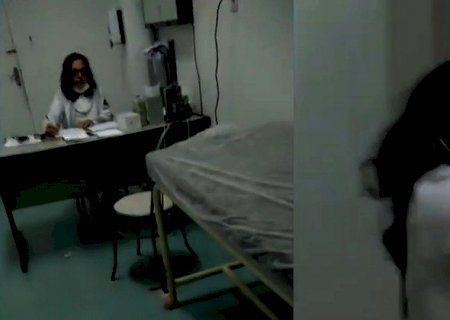 Médica sem máscara ignora idosa e agride filha de paciente