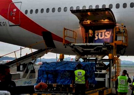 Brasil recebe neste sábado insumos para 12 milhões de doses da vacina de Oxford