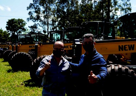Barbosinha representa ministra Tereza na entrega de patrola para Ivinhema