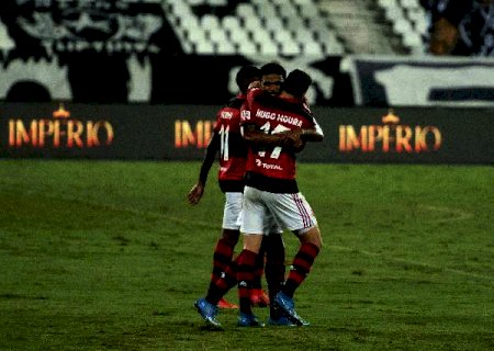 Flamengo vence Botafogo no Engenhão e assume a liderança do Carioca