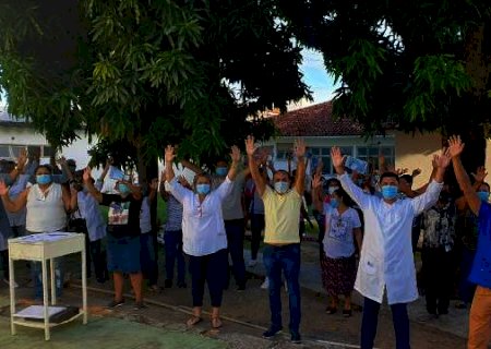 Com sal&aacute;rios atrasados, enfermeiros protestam em frente de hospital