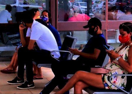Dados apontam aumento expressivo dos casos de Covid entre os mais jovens, diz Fiocruz