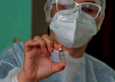Saúde autoriza liberação de estoque de vacinas para primeira dose