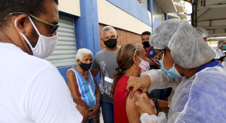 Com 43 mi de vacinas distribuídas no Brasil, só 19 mi foram aplicadas