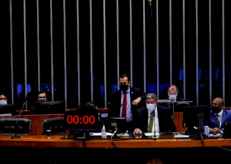 Câmara aprova projeto de lei que torna escolas serviços essenciais