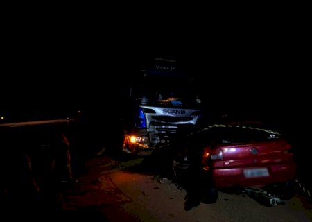 Acidente entre caminh&atilde;o e carro de passeio mata jovem de 23 anos
