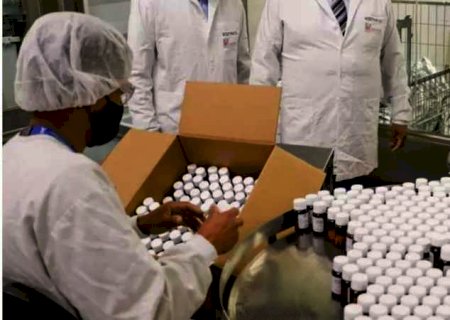 Em Bras&iacute;lia, Reinaldo pede 30% mais doses de vacina e vai &agrave; f&aacute;brica da Sputinik