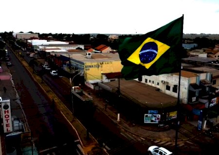 IVINHEMA: Prefeito Juliano Ferro doa e instala mastro com bandeira do Brasil no centro da cidade
