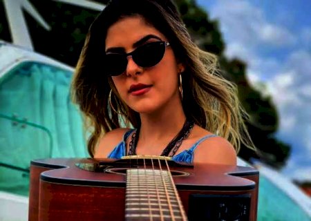 Prima de Luan, Camila Santana lança carreira com homenagem à avó