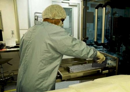 Fiocruz recebe mais insumos dia 22, mas produção de vacina para por 'alguns dias'