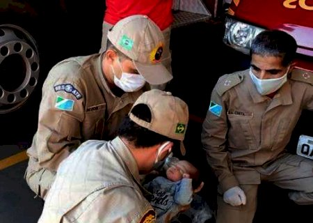Rec&eacute;m-nascida engasga com leite e &eacute; salva por bombeiros