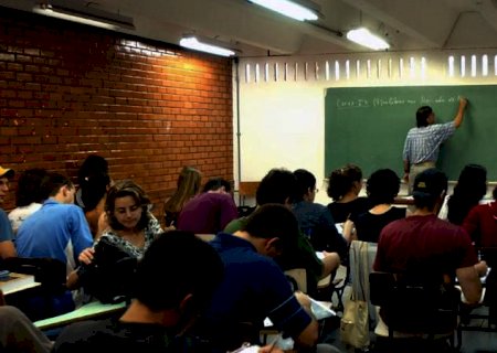 Dificuldades financeiras e de aprendizagem motivam evasão de 40% no ensino superior no MS