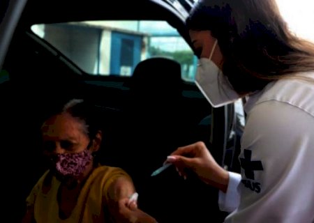 Estudos apontam importância da terceira dose da vacina em idosos