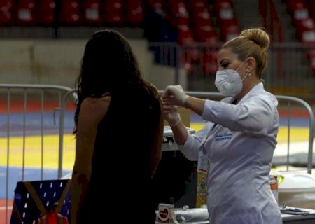 Brasil tem 23,4% da população completamente imunizada contra a covid-19