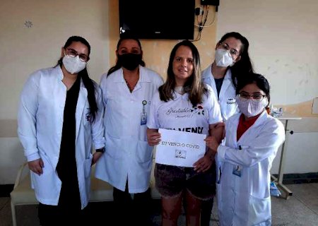 Após alta, “agora é cuidar dos meus filhos”, diz mãe que deu à luz intubada