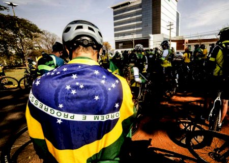 De moto ou pedalando até 16 km, famílias se reúnem em manifesto do 7 de Setembro em Campo Grande