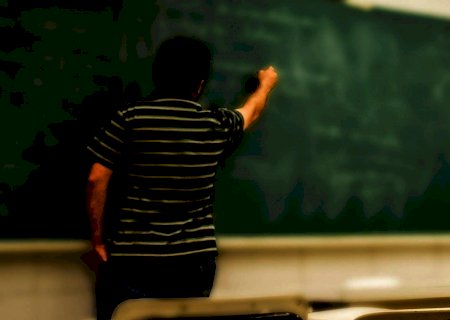 Com salários entre os mais baixos, professores lidam com rotinas duplas para garantir renda