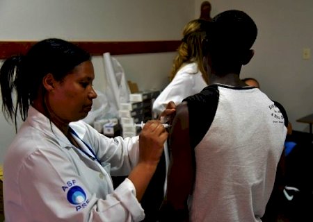 Vacinas reduzem internações por covid em mais de 70%, diz estudo