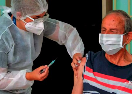 Contra Ministério, MS defende intervalo de 4 meses entre doses de reforço