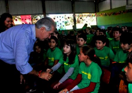 Reinaldo Azambuja acomeça a semana investindo R$ 8,3 milhões na educação de MS
