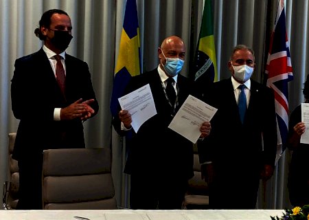 Fiocruz e AstraZeneca assinam acordo para importação de IFA em 2022