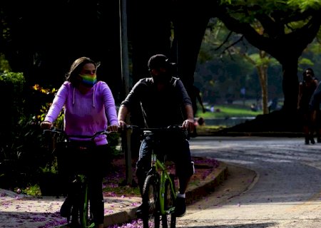 Mais de 1,2 mil municípios devem manter exigência de máscara, diz CNM