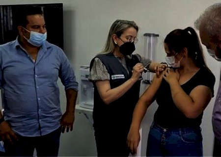 Contra variante ômicron, secretário faz apelo para população tomar reforço da vacina