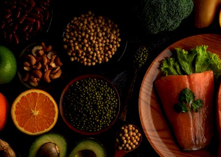 Alimentação é aliada no tratamento contra a Covid-19; veja o que comer