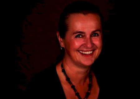 Cantora antivacina pega covid de propósito e morre aos 57 anos
