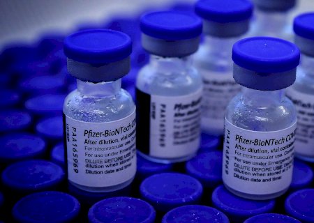Brasil recebe primeiro lote de vacinas contra a covid-19 de 2022