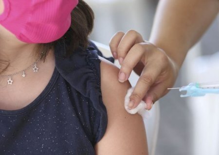 MS quer chegar a 60% das crianças vacinadas até a próxima semana, antes das aulas