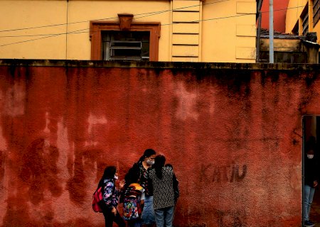 Apesar do avanço da covid-19, estados mantêm aulas presenciais