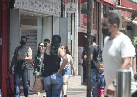 Brasil registra 164 mil novos casos e 943 mortes