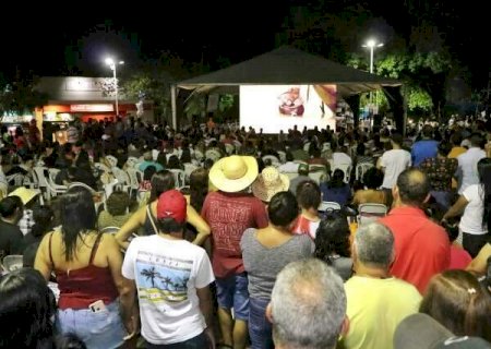Praça de Aquidauana lotada e povo vai ao delírio no 1º capítulo de Pantanal