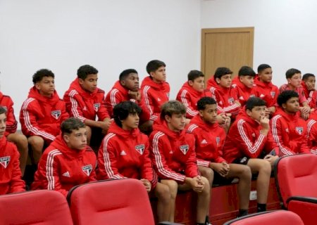 Sub-14 do São Paulo participa de aula sobre a história do clube no Morumbi