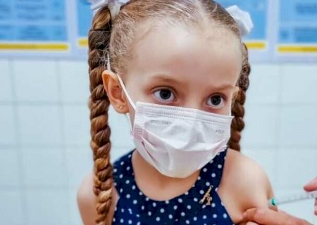 Pesquisa aponta que 3 doses da Pfizer contra covid são eficazes e seguras na faixa até 4 anos