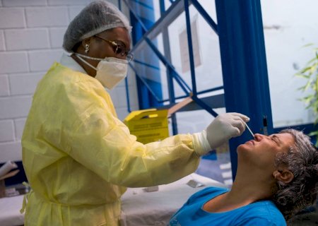 Média móvel de casos de covid dobra em 2 semanas e volta aos níveis de final de março