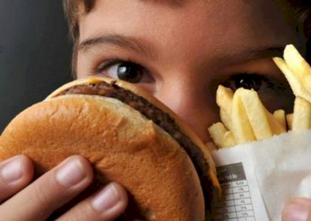 Fase de mudanças no corpo e na mente durante a adolescência exige cuidado com a alimentação