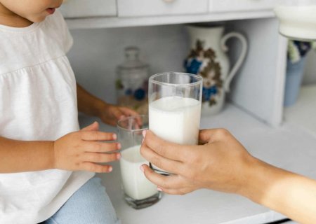 Crescente nos comércios, composto lácteo pode ser confundido com leite e impactar saúde infantil