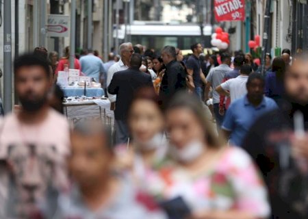 Brasil registrou 2.909 novos casos de covid-19 e 15 mortes ontem domingo