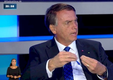 Bolsonaro diz que não houve atraso na vacinação contra covid-19