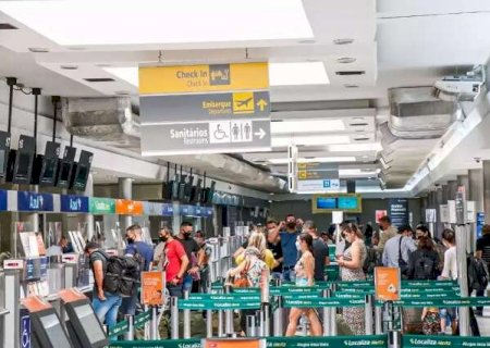 Anvisa determina novamente o uso obrigatório de máscaras em aviões e aeroportos