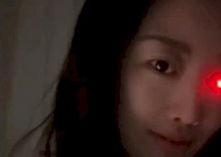 Após perder um olho, jovem se especializa em criar próteses oculares 'futuristas'