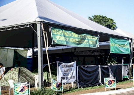 Manifestação segue em frente ao CMO, com poucas pessoas e viatura da PM no local