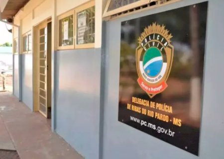 Homem tem caminhonete roubada por grupo armado com fuzil e pistola