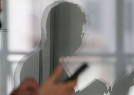 Excesso de telas entre jovens pode causar dores e puberdade precoce