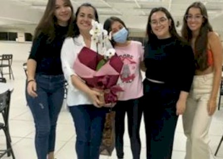 Mulher de 44 anos que foi ofendida por alunas da faculdade recebe homenagens de outros estudantes