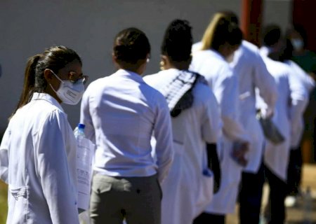 Mais Médicos: Governo lança programa com 15 mil vagas e prioridade para brasileiros